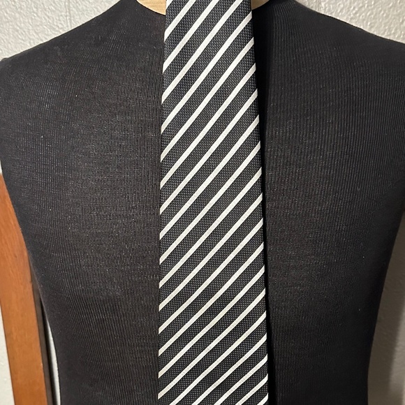 AUTHENTIC DAVID SADDLER 100% SILK NECKTIE TIE BLACK & SILVER STRIPE - Picture 2 of 6